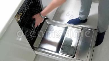 一个男人把脏盘子放进洗碗机